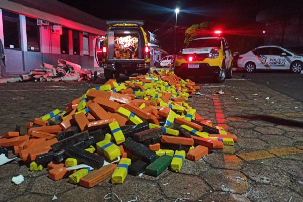 Imagem referente a notícia: Polícia Militar apreende 1.567 quilos de maconha em veículo tombado na BR-277 em Cascavel