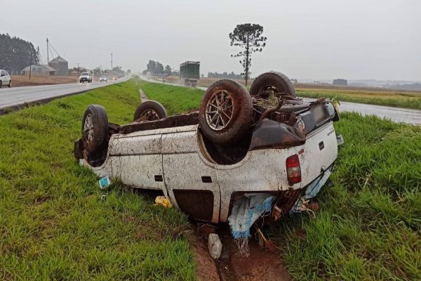 Imagem referente a notícia: Blazer capota na BR-467 no distrito de Sede Alvorada