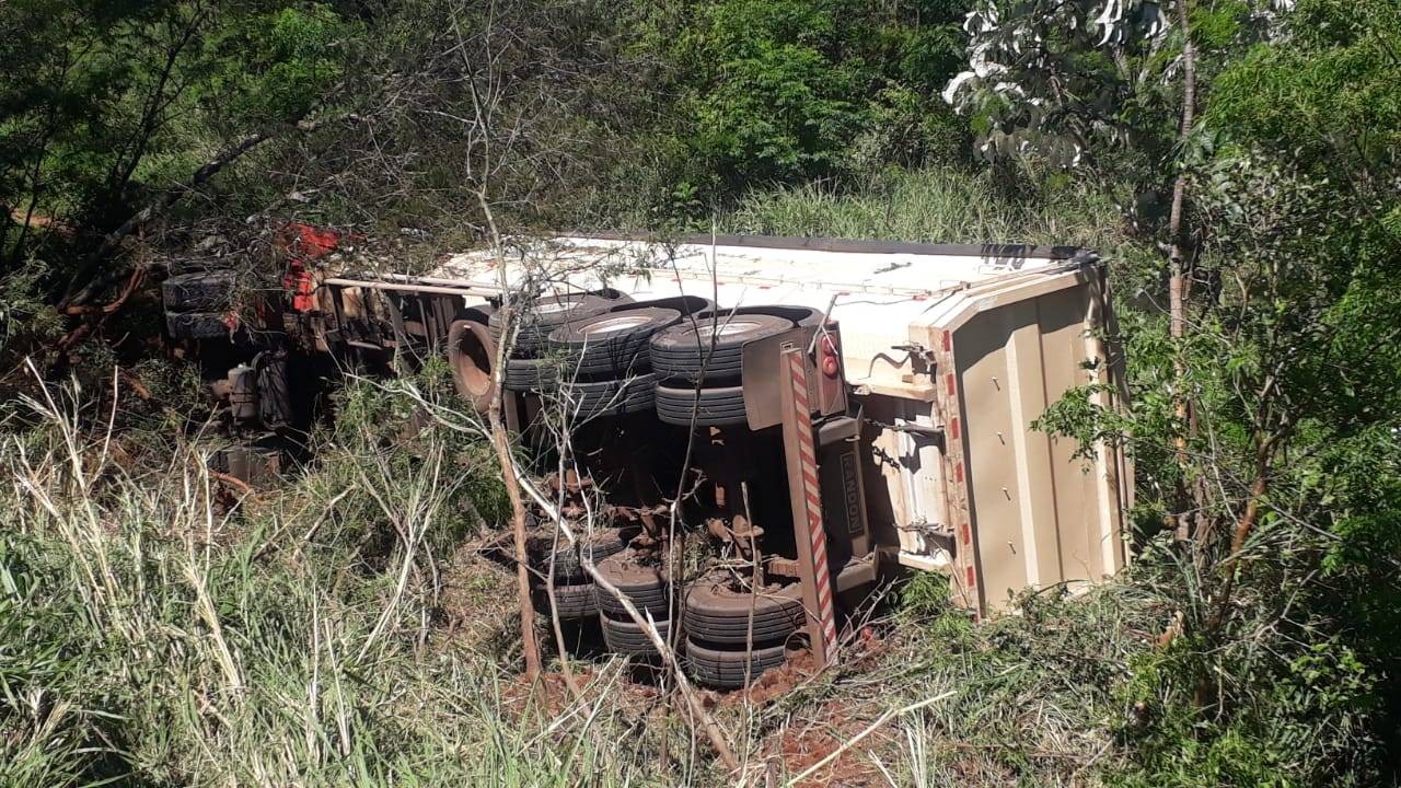 Caminhão tomba na PR-488 em Diamante do Oeste