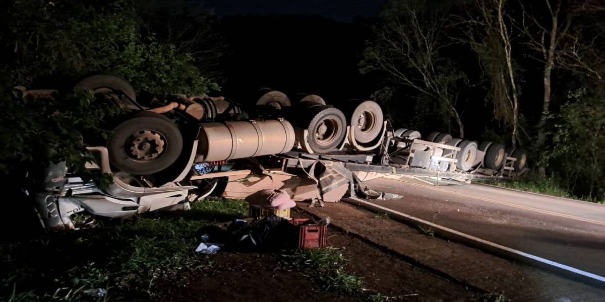 Caminhão tomba e interdita rodovia PR-481 no sudoeste do Paraná
