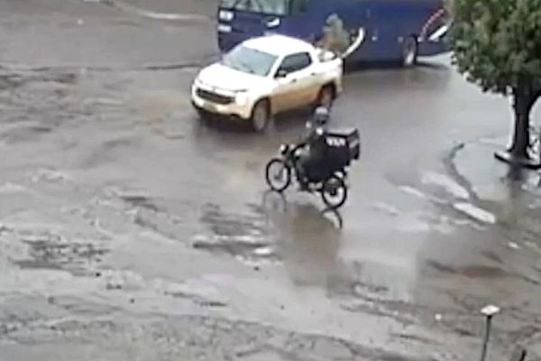 Imagem referente a notícia: Câmera de segurança registra colisão que deixou motociclista de 23 anos ferido no Bairro Cataratas