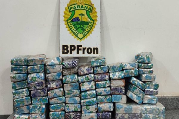 Imagem referente a notícia: BPFRON apreende jovem com 20 quilos de maconha em ônibus interestadual em Cascavel