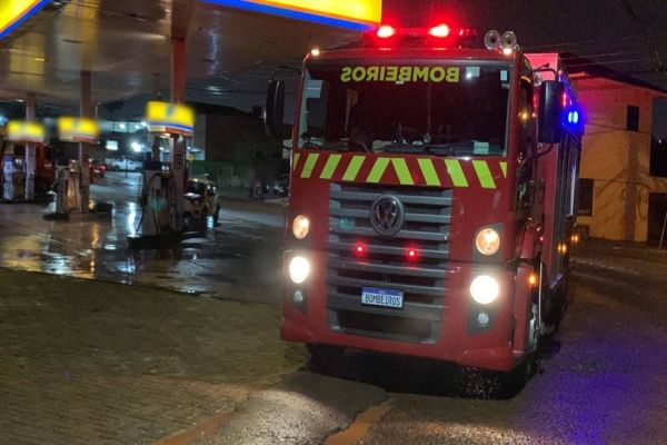 Imagem referente a notícia: Princípio de incêndio em foro de posto de combustível mobiliza Corpo de Bombeiros