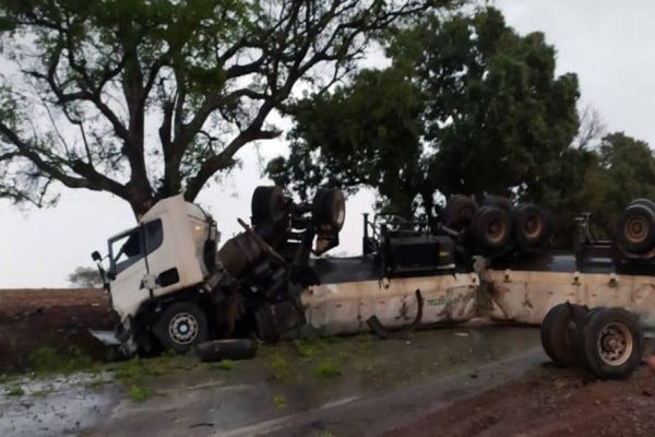 Gravíssimo acidente de trânsito envolvendo carros e caminhão é registrado na PR-082