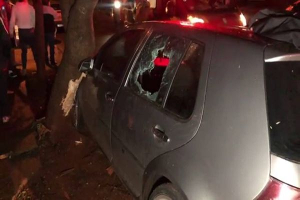 Jovem morre após mal súbito enquanto dirigia e ainda colidiu veículo contra árvore no Brasmadeira