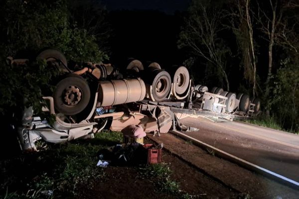 Caminhão tomba e interdita rodovia PR-481 no sudoeste do Paraná