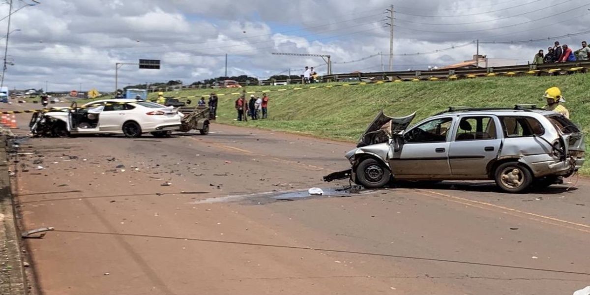 Forte colisão frontal deixa duas pessoas feridas na marginal na PRC-467 em Cascavel