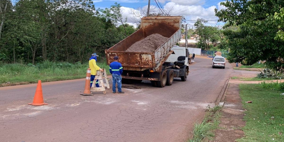 Operação tapa-buraco melhora vias públicas no bairro Brasmadeira