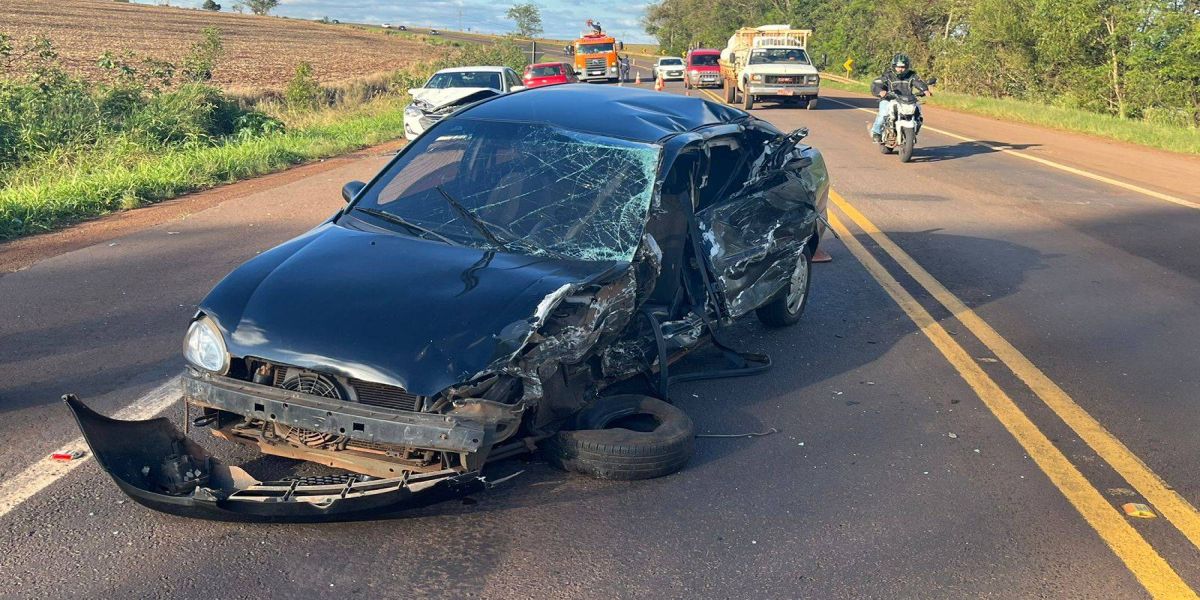 Corsa colide na lateral de caminhão e destroços da batida atingem outro veículo na BR369 em Corbélia