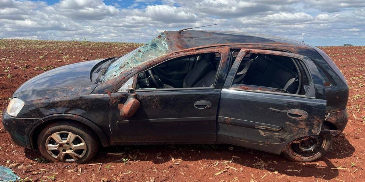 Corsa capota após colisão com caminhão na PR-239 em Nova Aurora