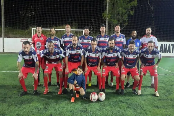Foto relacionada a notícia: Malkarater's pressiona Maximus/Diniz e garante vaga na grande final da 1ª Copa Liga Oeste Veteranos