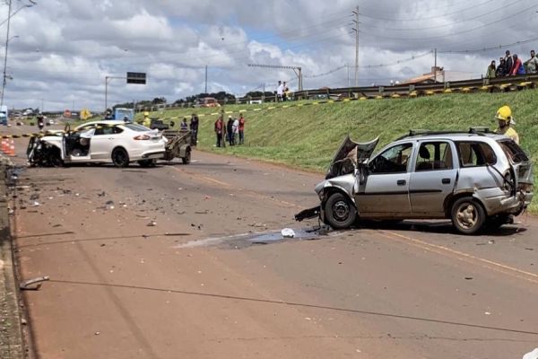 Imagem referente a notícia: Forte colisão frontal deixa duas pessoas feridas na marginal na PRC-467 em Cascavel