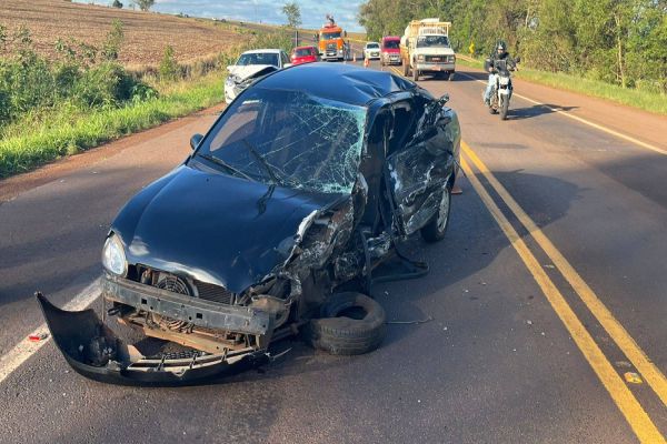 Imagem referente a notícia: Corsa colide na lateral de caminhão e destroços da batida atingem outro veículo na BR369 em Corbélia