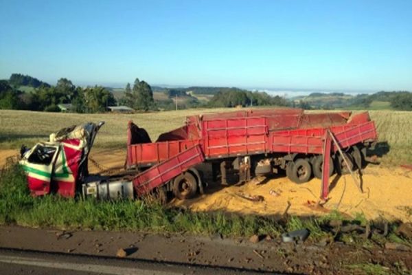 Caminhão carregado com milho capota na PR-281, em São Jorge do Oeste