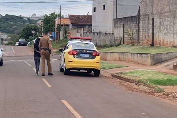 Imagem referente a notícia: PM detém mulher acusada do homicídio de Marli Bonifácio após liberação da Polícia Civil