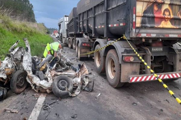 Homem morre e outro fica gravemente ferido após colisão entre carro e dois caminhões na BR-376