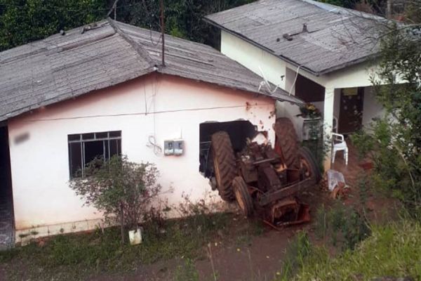 Homem morre após trator cair de ribanceira no sudoeste do Paraná