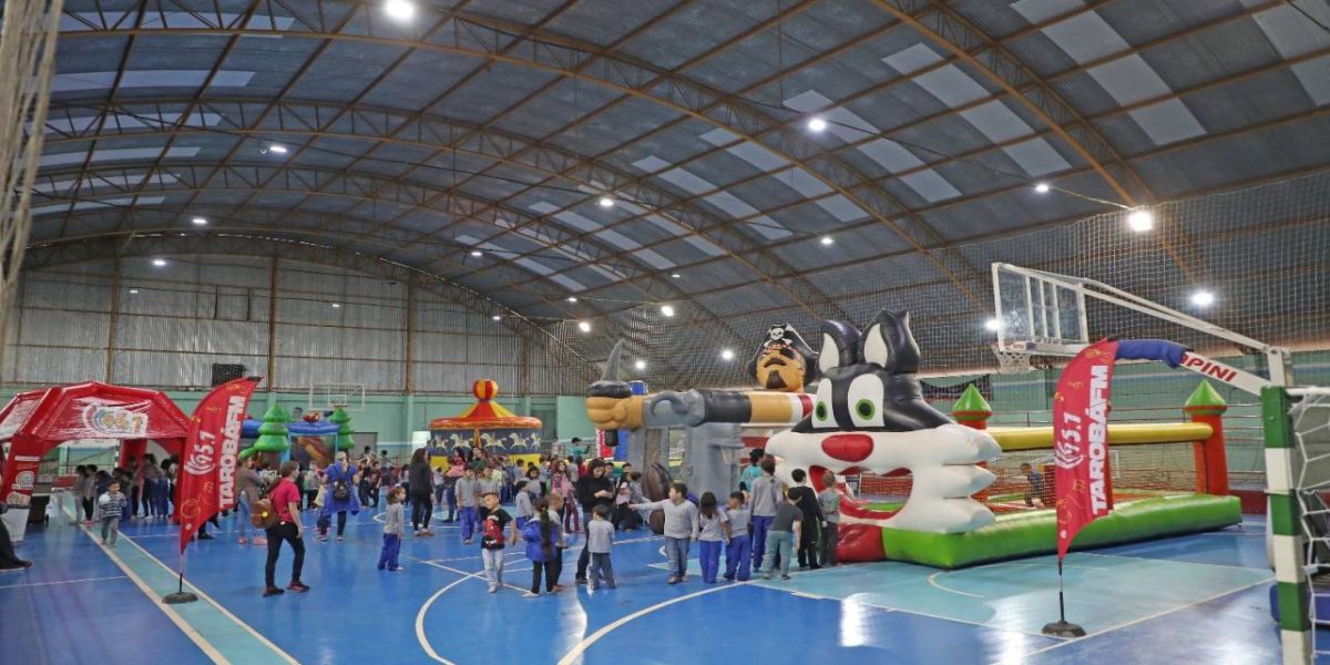 Garotada se diverte em recreação gratuita da Semana da Criança