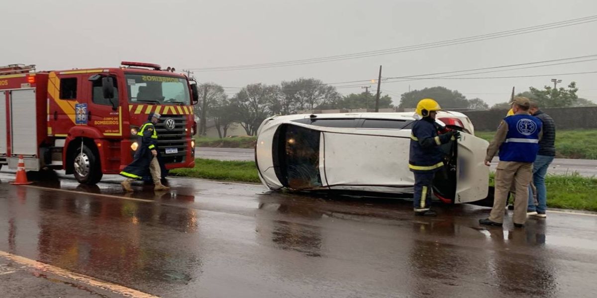 Duas pessoas ficam feridas após colisão entre três veículos na BR-467 no Loteamento Lupatini