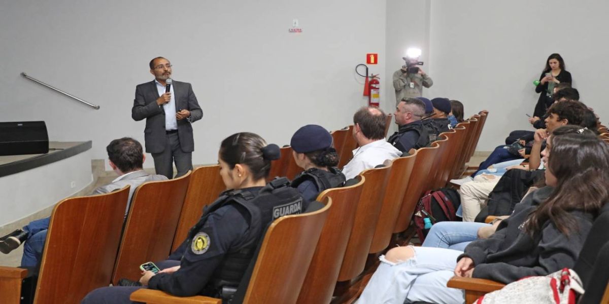 Estudantes conhecem rotina da Guarda Municipal