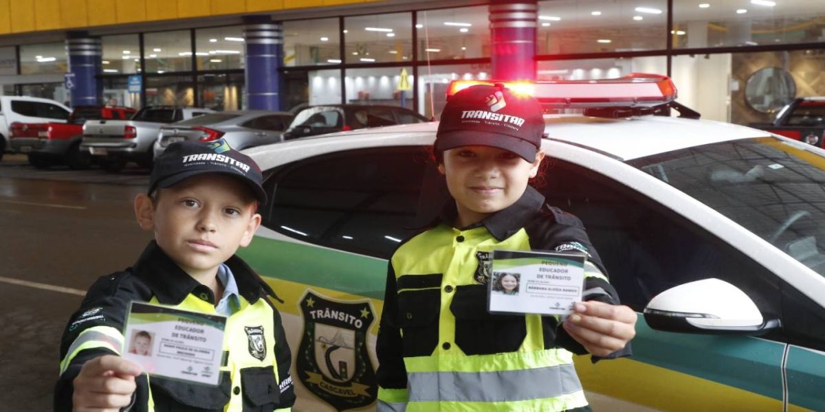 Transitar: Crianças vivem dia como agentes de trânsito em Cascavel