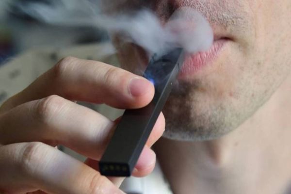 Projeto de Madril proíbe venda e uso de cigarro eletrônico para menores de 18 anos