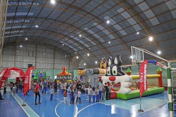 Garotada se diverte em recreação gratuita da Semana da Criança