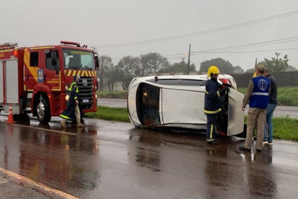 Imagem referente a notícia: Duas pessoas ficam feridas após colisão entre três veículos na BR-467 no Loteamento Lupatini