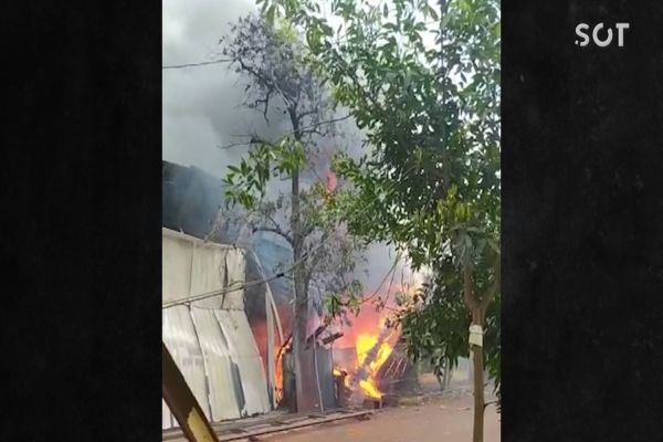 Imagem referente a notícia: Incêndio destrói barracão em comunidade de Nova Aurora