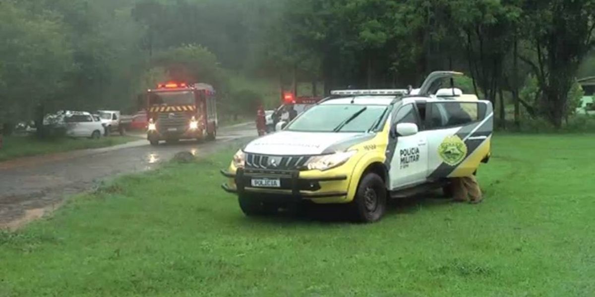 Duas crianças desaparecem após carro ser arrastado pela correnteza