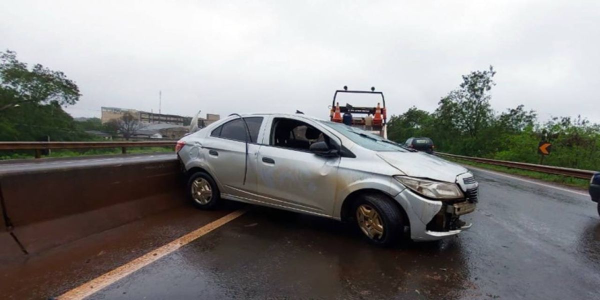 Veículo capota após aquaplanar na BR-277, em São Miguel do Iguaçu