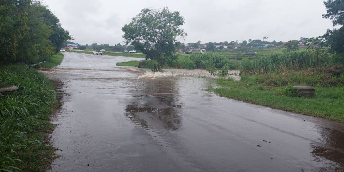 Rua Cesário Bazaki com a BR-277 é bloqueada em razão de alagamento