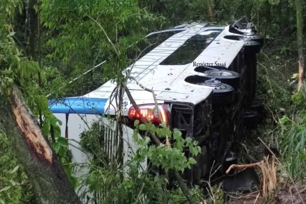 Imagem referente a notícia: Ônibus cai em ribanceira as margens da BR-277 em Nova Laranjeiras