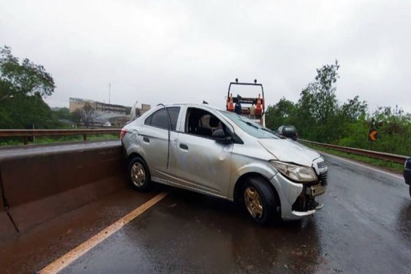 Imagem referente a notícia: Veículo capota após aquaplanar na BR-277, em São Miguel do Iguaçu