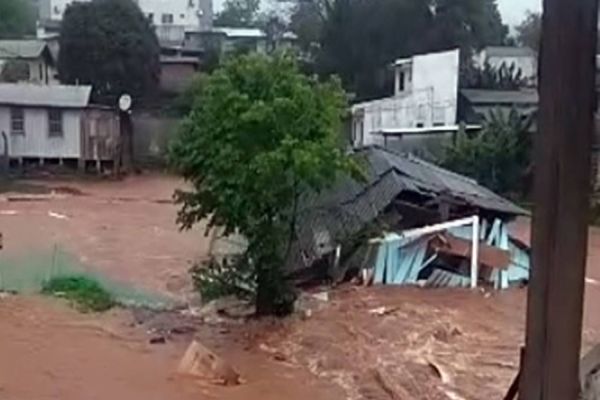Imagem referente a notícia: Casa é levada pela correnteza em Francisco Beltrão; veja o vídeo