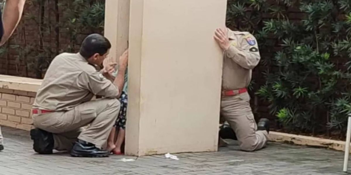 Criança fica presa entre colunas durante brincadeira no noroeste do Paraná