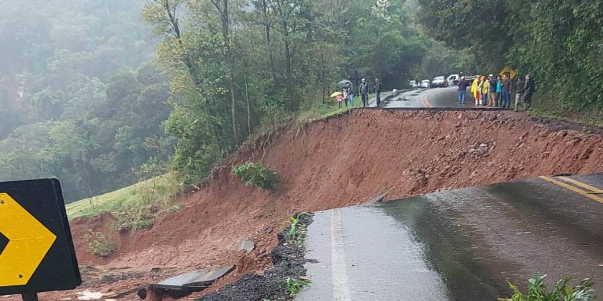 Chuvas provocam deslizamento na PR-182 e exigem cautela nas rodovias do Sudoeste