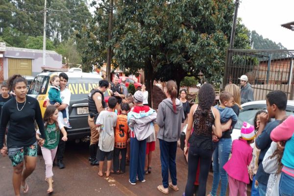 Polícia Militar e empresários realizam entrega de doces a crianças no Bairro Melissa