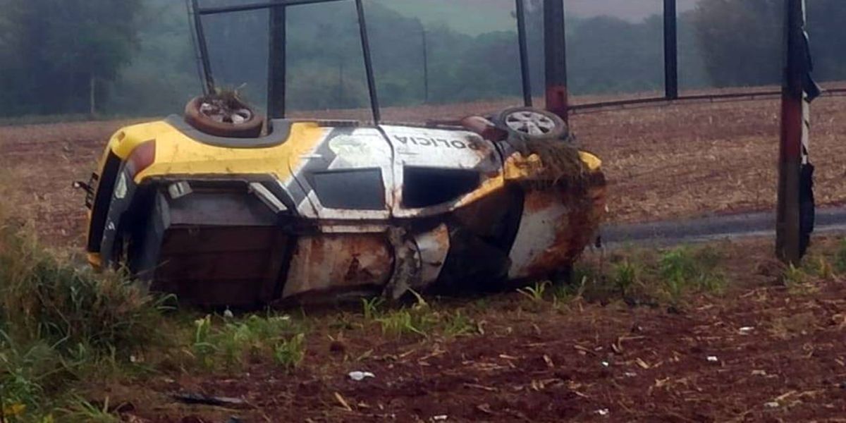 Viatura da Polícia Militar capota na BR-376; Sargento do 4º Batalhão ficou ferido