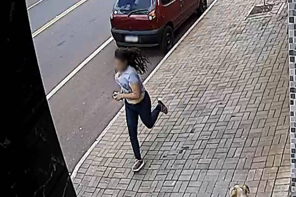 Imagem referente a notícia: Entregador tem celular furtado de dentro de caminhão no Bairro Brasmadeira