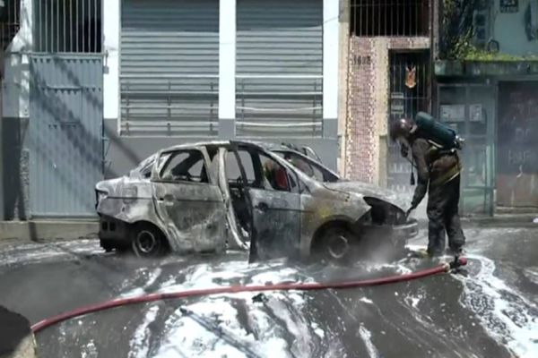 Imagem referente a notícia: Carro de reportagem é incendiado após confronto entre PM e criminosos