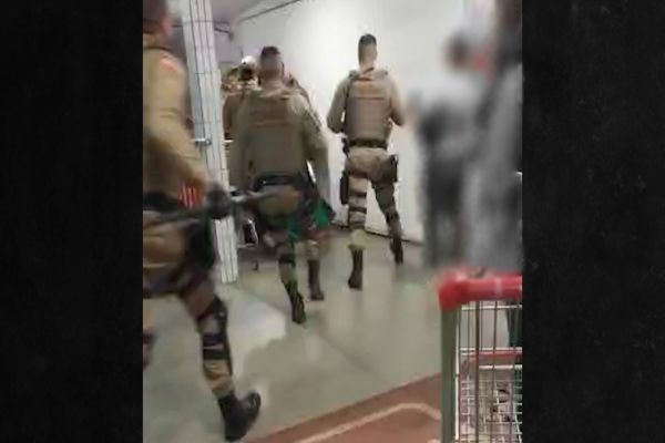 Homem causa confusão por ciúmes e agride funcionários de supermercado e policial