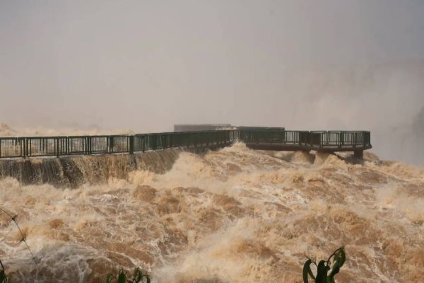 Cataratas do Iguaçu atinge vazão de 16 milhões de litros por segundo