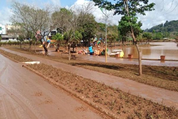 Imagem referente a notícia: Alagamentos deixaram cenário de destruição em Francisco Beltrão