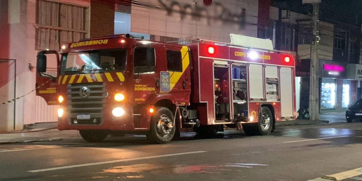 Casa é destruída após grande incêndio no centro de Cascavel