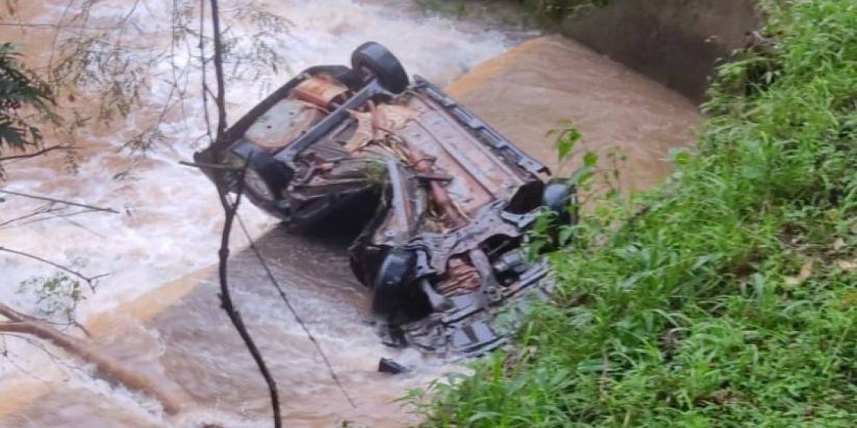 Em acidente fatal, carro capota e acaba caindo dentro de rio, às margens da PR-471