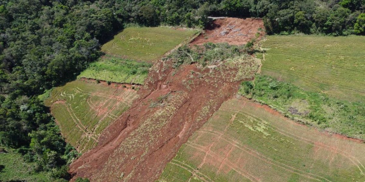 Governador em exercício decreta situação de emergência em quatro regiões por conta das chuvas
