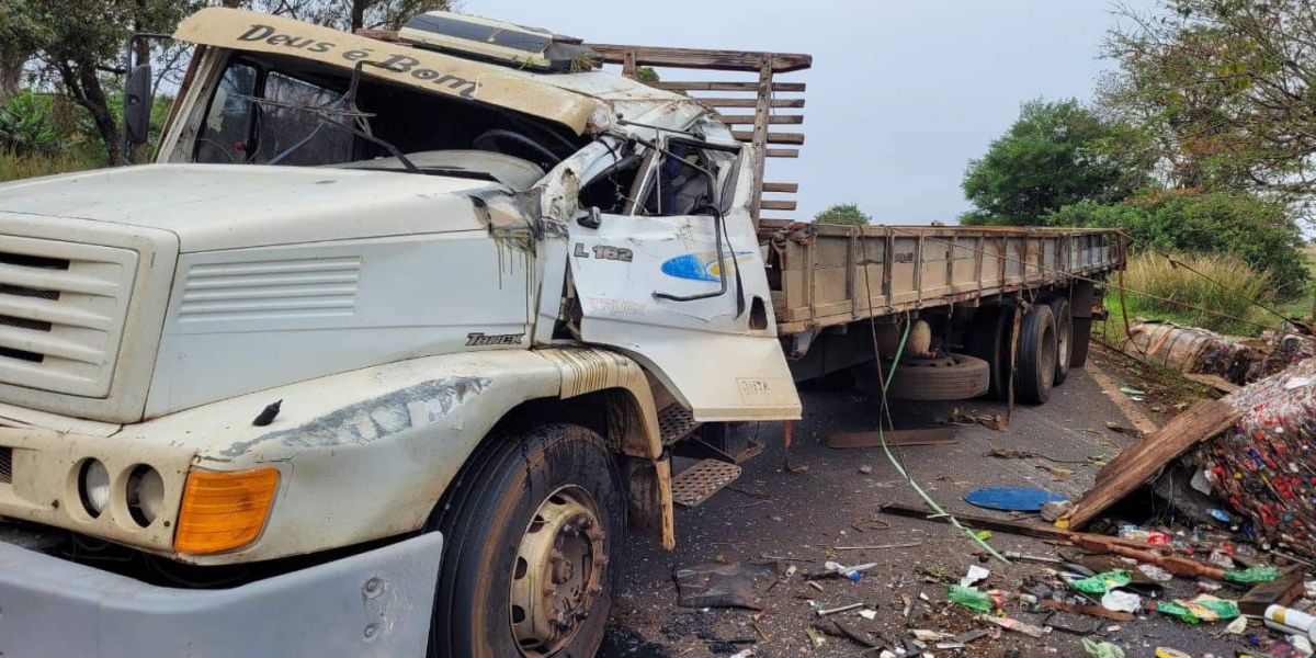 Caminhão carregado com sucata tomba e motorista morre na BR-369
