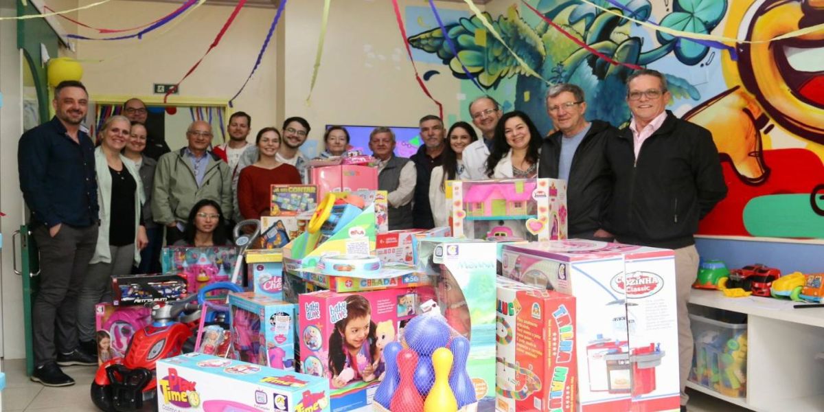 Grupo "Irmãos do HUOP” doa brinquedos para Ala Pediátrica