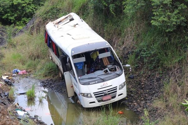 Micro-ônibus e caminhão se envolvem em acidente na BR-282